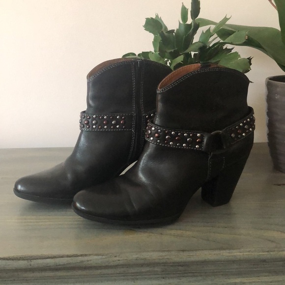 EUC Sofft Noreen Western Cowboy Black Leather Heeled Ankle Boots Size 6.5M - Picture 5 of 16